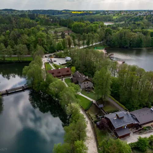 Hotellikompleksi veden ja metsän keskellä