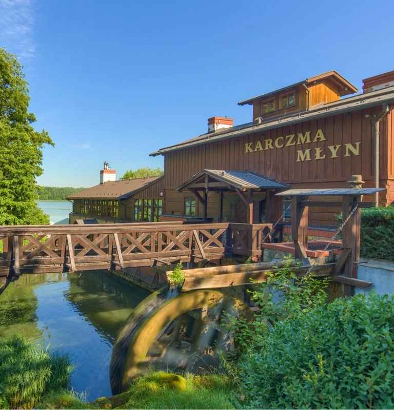 Karczma Młyn -ravintola toimivalla vesipyörällä